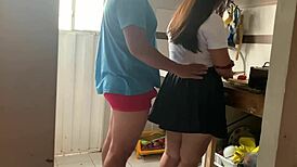 अंकल गर्म स्टूडेंट को किचन में चोदता है जबकि वह डिश वॉश करती है