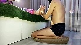 oh so wonderful foot massage before bed from slave 😍