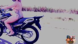 Duas gostosas nuas andando de moto nuas!