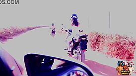 Duas gostosas nuas andando de moto nuas!