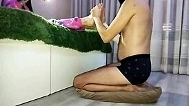 oh so wonderful foot massage before bed from slave 😍