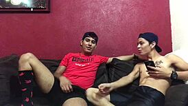 मेरा सीधा दोस्त मुझे अपना लंड चूसने देता है