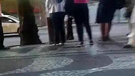 MORENA GOSTOSA DE PERNA NO ÔNIBUS