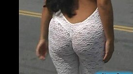 Public park where Novinha's big ass and pussy in display