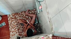 vends-ta-culotte - voyeur - fran�aise tatou�e sous la douche - holly kinky