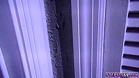 बाहरी में रूसी लड़की सौतेली बहन को लटकी हुई कड़ी चोदाई देती है