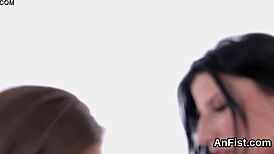 अरे, ये किंकी लेस्बियन स्टनर्स टाइट चूत और गांड में मुठ से फक करती हैं!