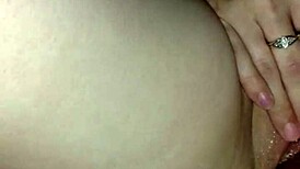 मेरी जीएफ बड़ी डिल्डो से खेल रही, कितना हॉट! 😍🍆