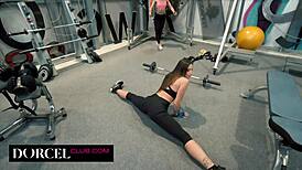 आओ, जिम में हॉट बेब्स के साथ एनल थ्रीसम का मजा लो! 🏋️‍♀️