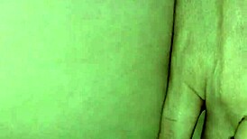 मेरी जीएफ बड़ी डिल्डो से खेल रही, कितना हॉट! 😍🍆