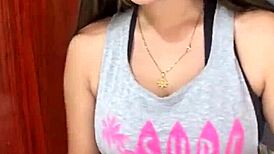 Flaca Hermosa Enseña Prendas Sexys