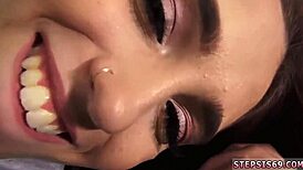 रशियन 18+ लड़की एचडी में सौतेले भाई के केले से लुभाती