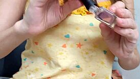 mi caliente hermanastra finge arreglarse las uñas para manosearme y follar duro en casa