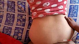 mi madrastra despertó caliente y me llamó pa’ ayudarla.