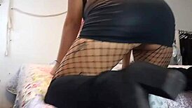 Brunette performer captivates with solo exhibition and intimate show