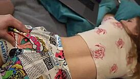 Comendo A Irmã Mexendo No Computador