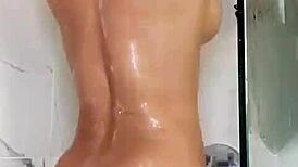 una rica ducha para limpiarme tanto sexo de hoy