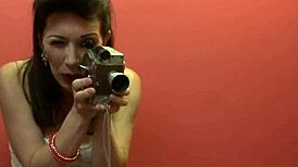 लॉन्जरी वाली लेस्बियन मिल्फ बड़ी चुचियों वाली बेब को HD में लुभाती 😍