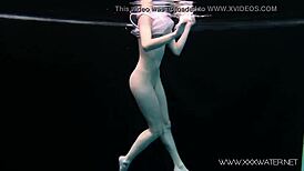 Andrejka पूल में नंगी तैरती है