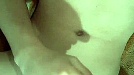 magrinho gozando sozinho no quarto, sentindo prazer intenso