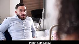 मैं अपने स्टीपसिबलिंग के स्पर्श से पागल हूँ जब हम अकेले होते हैं।