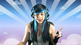 yo, check this 19-year-old emo with massive boobs in wild downblouse action