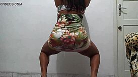 morena safada rebolando pro marido 😈