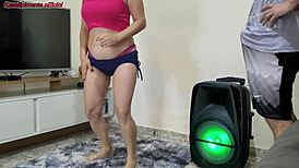 minha linda enteada dançando me deixa louco pra transar. sem camisinha, só quero ela agora!