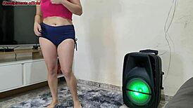 minha linda enteada dançando me deixa louco pra transar. sem camisinha, só quero ela agora!