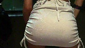 why is novinha showing off her sexy body?