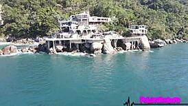 हॉट मिल्फ आउटडोर रशियन डॉगी के लिए बेंट ओवर