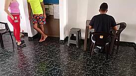 i creeme, solo es un amigo, el cornudo de mi esposo desayuna mientras mi mejor amigo me folla casi al frente de el, como siempre me ignora, dejo que cualquiera me meta la polla