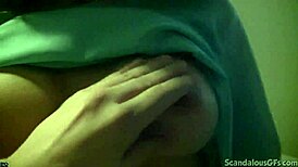 मैं सीढ़ियों पर लंड जोर से चूसती हूं