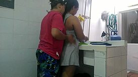 hoy mi amor amaneci muy cachonda mientras estoy lavando la ropa me llega por detras y me agarra el culo no aguanto las ganas y follamos en el lavadero