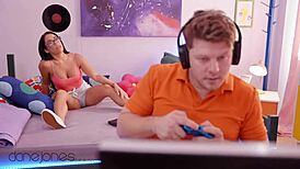 Dane Jones, Megan Fiore को मॉन्स्टर कॉक डॉगीस्टाइल में बेंड ओवर देखता है।