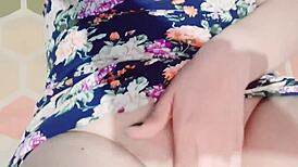 lo borraron pero lo volvi a subir miralo antes que lo borren de nuevo madrastra bisexual se da una rica metida de dedos y se masturba bien rico cuando se toca casero real amateur