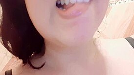 lo borraron pero lo volvi a subir miralo antes que lo borren de nuevo madrastra bisexual se da una rica metida de dedos y se masturba bien rico cuando se toca casero real amateur