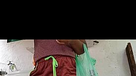 Subrinnha safada no mercado levo o casado pro depozito e deu sua bucetinha