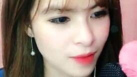 Em Nguyệt Hotgirl Teases on Uplive Livestream