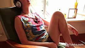 yanks beauty ezmerelda cums hard to music in solo hairy session