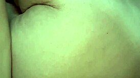 a loira com saudades de gozar arrombando o cu e no punho geme gostoso