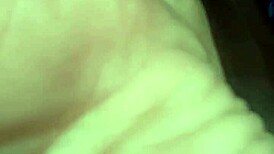 a loira com saudades de gozar arrombando o cu e no punho geme gostoso