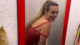 Entrei escondido dentro do vestu�rio de uma loja de roupas de grife de alto padr�o no shopping e fudemos ali mesmo ela gemia tanto que quase fomos pego gostoso sexo em publico gozando