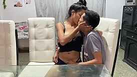 mientras esperaba en el parque, me follo a mi novio con fuerza.