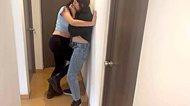 Mi Jefa y Yo Nos Tocamos en la Reunion de Oficina con Besos Calientes