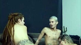 ruiva de dread sentando na rola do amigo enquanto a esposa dele me mama gostoso