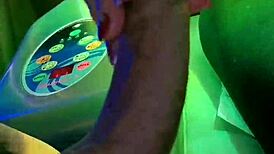 una milf troia si fa la lampada nel solarium senza reggiseno. gli metto il mio cazzo duro davanti e si fa scopare