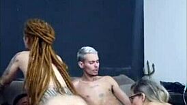 ruiva de dread sentando na rola do amigo enquanto a esposa dele me mama gostoso