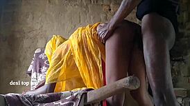 देसी बीवी डॉगीस्टाइल चूत फक के लिए झुकती है