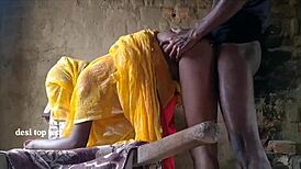 देसी बीवी डॉगीस्टाइल चूत फक के लिए झुकती है